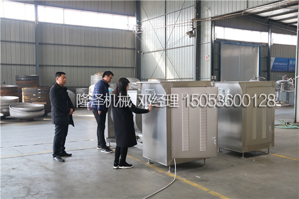 歡(huān)迎內蒙古呼和浩特(tè)客戶到(dào)我公司考察拌料機
