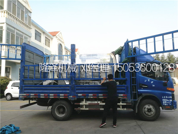 遼寧鞍（ān）山客戶（hù）的大型海鮮醬炒鍋設備正在裝車發（fā）貨