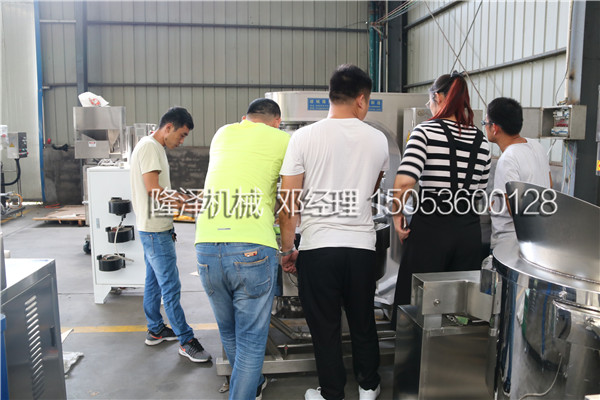 西安客戶參觀隆(lóng)澤機(jī)械椒鹽核桃設備生產現場並試機(附圖(tú))