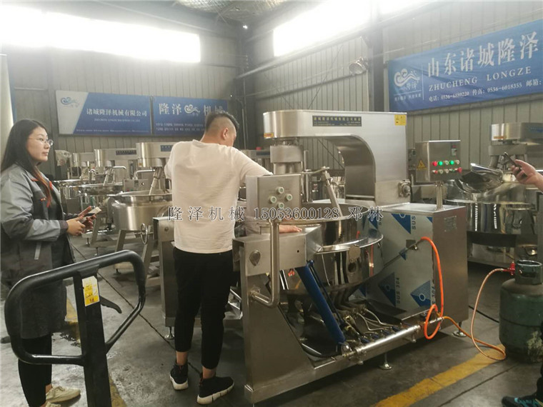 歡迎浙江杭州客戶（hù）到我隆（lóng）澤考察炒菜機（jī）